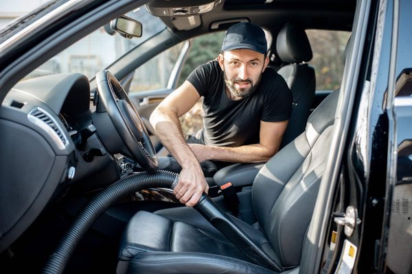 L'aspirateur pour voiture, un allié de taille pour nettoyer son intérieur ?