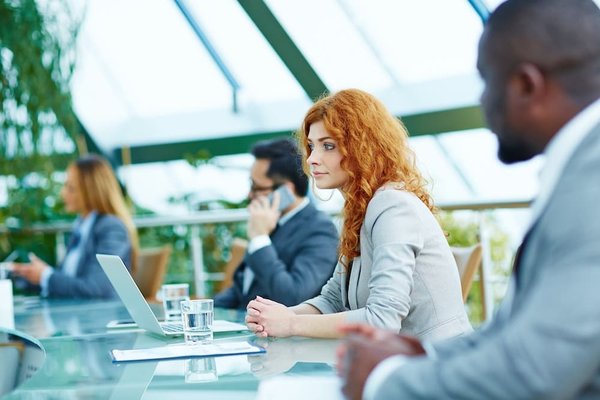 Comment organiser une conférence en ligne sur les dernières innovations en robotique?