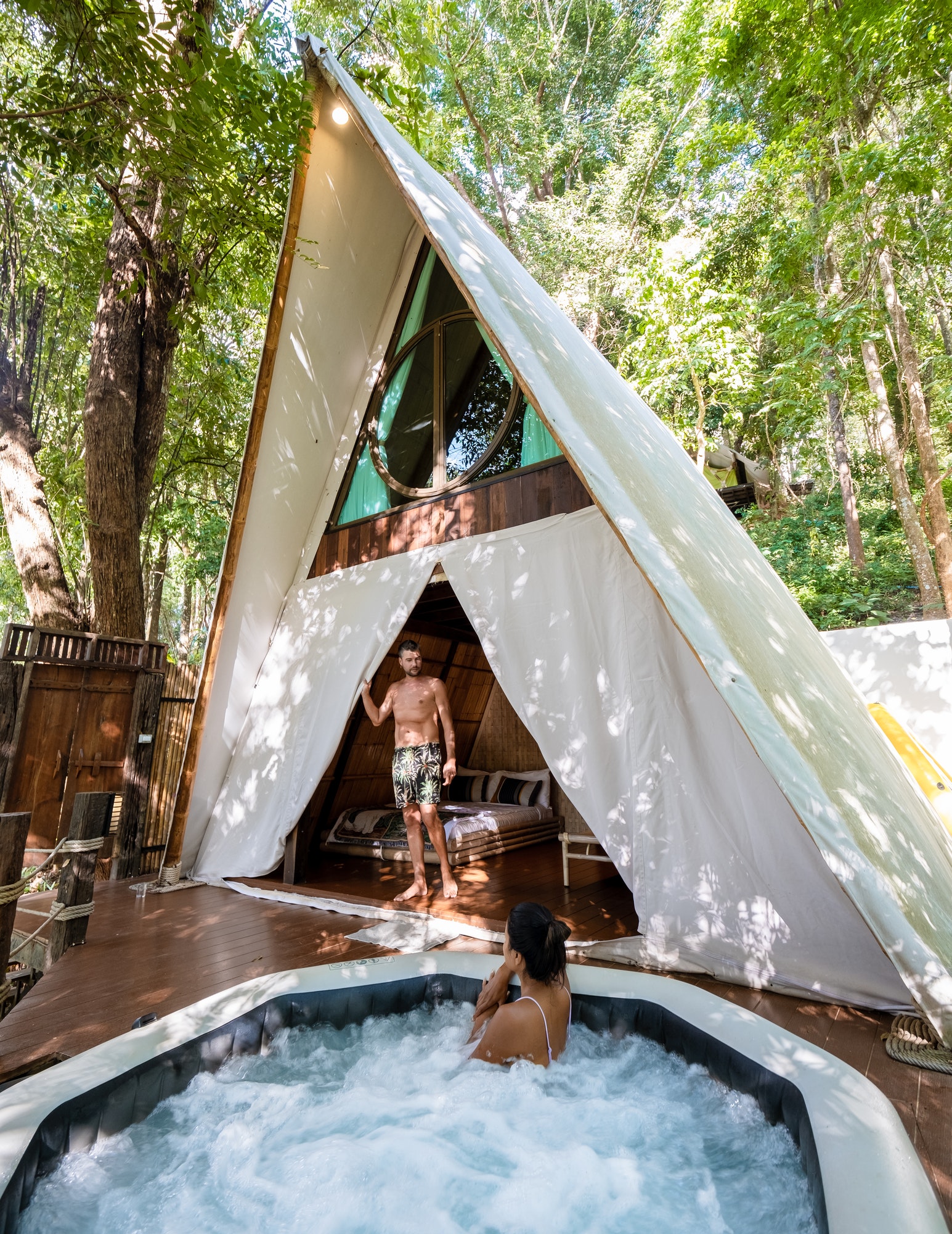 Y a-t-il des services de spa et bien-être dans les campings 4 étoiles du Cantal ?